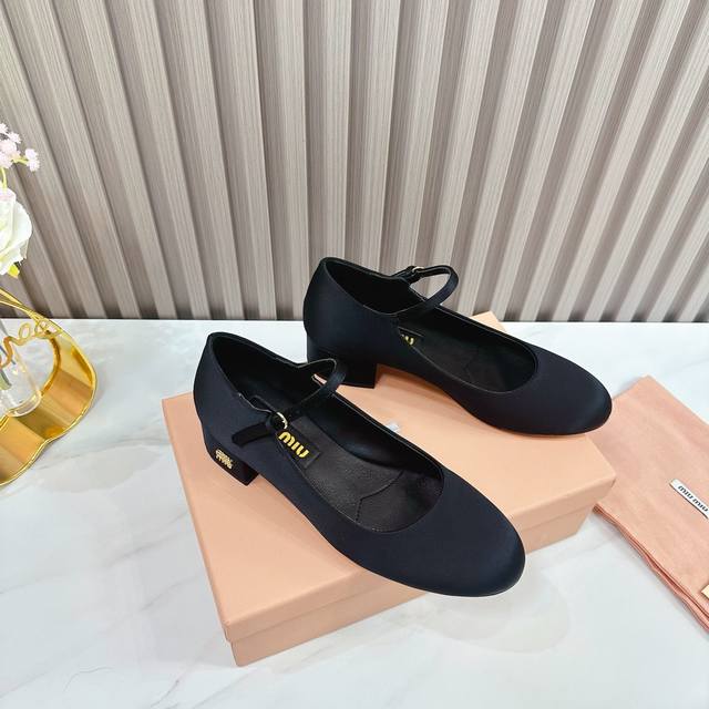 工厂 2024 新款新品 Miu Miu 全新超美装饰搭配,时尚淑女气质十足 双色拼接 又不乏美艳色彩,外侧附带弹力象巾 上脚非常方便意大利引进的原版楦头是最新